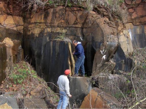 Geologia Atividades de campo desenvolvidas : Sondagens a trado; Mapeamento geológico da área do entorno de cada eixo; Prospecção e cubagem de áreas de solos para utilização na barragem; Prospecção de