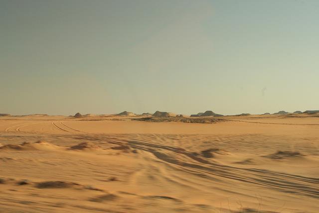 DESERTOS Os desertos ocorrem em ambientes de pouca umidade. As maiores regiões desérticas do mundo situam-se na África (deserto do Saara) e na Ásia (deserto de Gobi).
