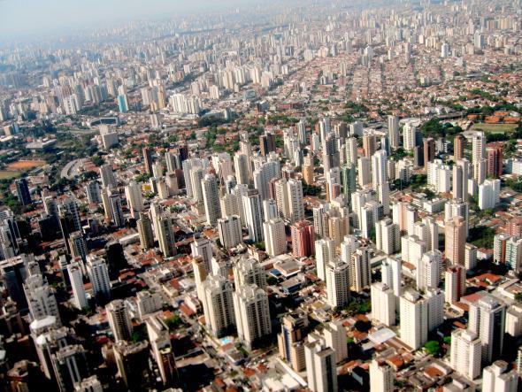 Verticalização: Processo de crescimento urbano que se manifesta através da proliferação de edifícios.