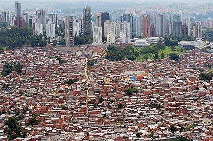 A questão da moradia O acelerado processo de urbanização, sem planejamento (macrocefalia urbana), foi marcado pelo surgimento e o crescimento das favela, cortiços e loteamentos periféricos O que