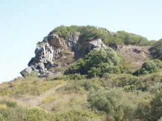 Contexto geológico Este basalto é uma das rochas mais abundantes e representativas do Complexo Vulcânico de Lisboa,