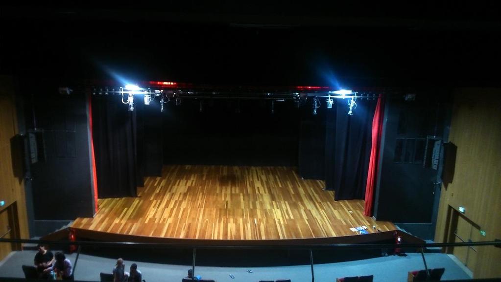 Teatro SESI Jacarepaguá - Teatro de acolhimento. Palco: Caixa cênica italiana, com piso em quarteladas de madeira. Comprimento: 17,20 metros, incluso à coxia. Profundidade: 9,90 metros.