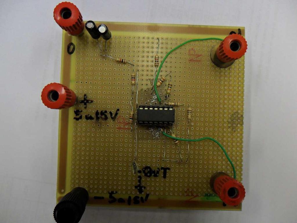63 Figura 3-10 Amplificador Instrumental. Parar obter um ganho próximo a 1000 vezes foi utilizado no circuito da Figura 3-9 com os resistores com os seguintes valores R2=R3=R4 igual a 1k Ω e R1= 2 Ω.