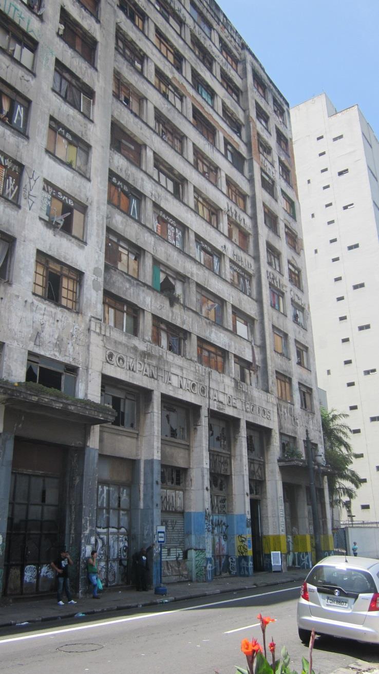 Gentrificação área central São Paulo Investimentos em equipamentos culturais elitizados Luz e centro (anos 1990): políticas gentrificadoras atração de novos investimentos Concessão Urbanística Nova