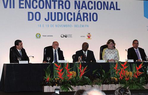 Joaquim Barbosa defende manutenção da meta de combate à corrupção Tatiane Freire e Mariana Braga Agência CNJ de Notícias 18/11/2013-22h10 O presidente do Conselho Nacional de Justiça (CNJ) e do