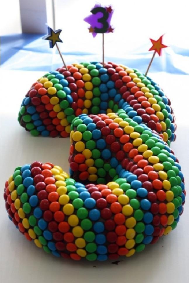 1 Bolo numeral Usando bolos redondos com furo no meio, de massa simples e sem recheio, você pode fazer um bolo com o número da idade do aniversariante.