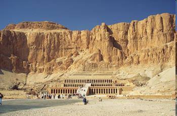 - Edifícios dominantes: grandes templos (Karnak e Luxor), na cidade dos vivos.