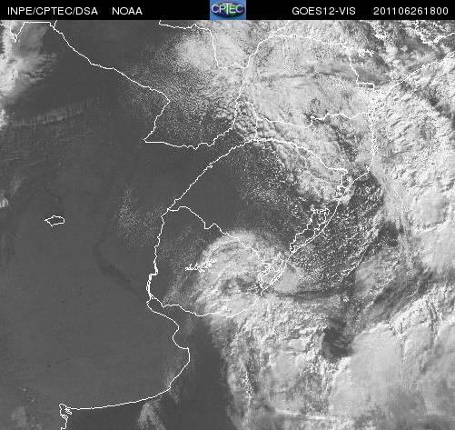 A imagem do satélite GOES-12 no canal visível das 18Z (período em que ocorreu o primeiro registro de neve) mostra muita nebulosidade sobre as serras gaúcha e catarinense.