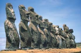 Moais, também conhecidas como Cabeças da Ilha de Páscoa ou Naoki é o nome que designa as mais de 887 estátuas