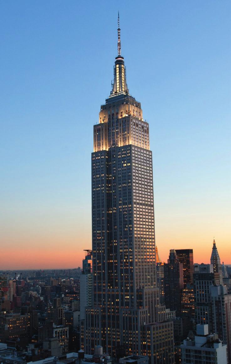 Empire State Building Situado no centro de Manhattan na Fifth Avenue (Quinta Avenida) entre as ruas West 33rd e West 34th, o arranha-céus de 443 m de altura era o edifício mais alto do mundo quando