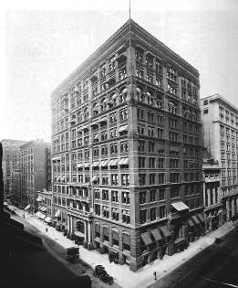 Apesar de em Nova Iorque já se construir estruturas altas em ferro e alvenaria desde o início do século XIX, Chicago torna-se famosa pelo sistema estrutural que adopta: as paredes de alvenaria são