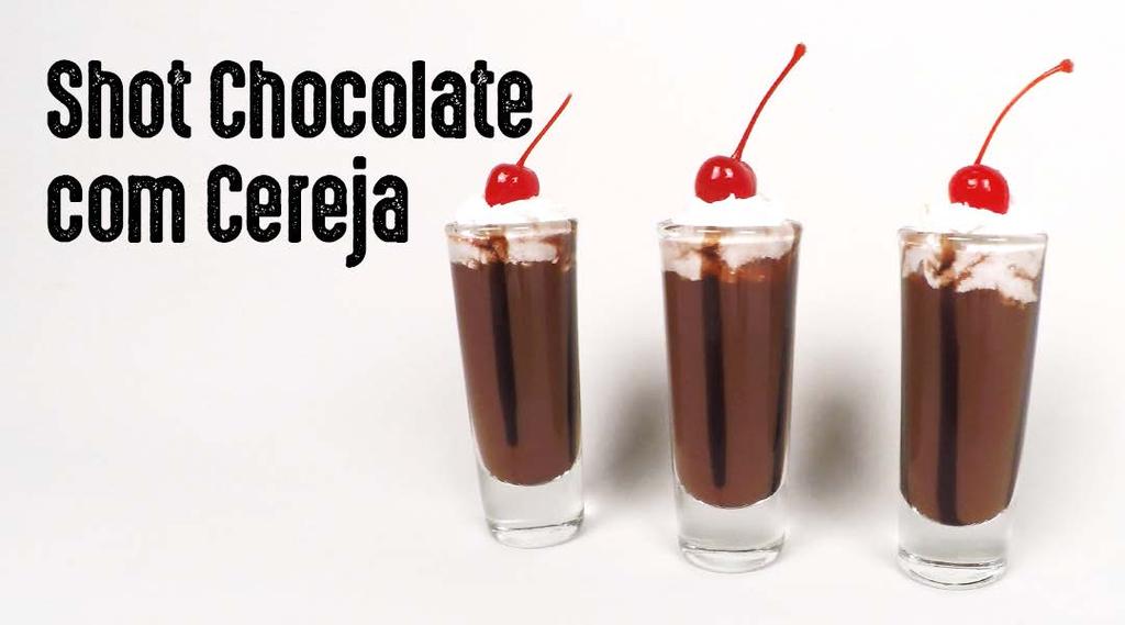 Num copo Mixer: 3 cerejas Meia dose de Calda de Cereja Macerar 4 pedras de Gelo 1 dose e Meia de vodka de baunilha 1 dose de licor de chocolate