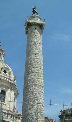 A Coluna de Trajano Roma Foi acabada em 113 O seu baixo relevo em espiral comemora as vitórias das campanhas militares contra os dácios.