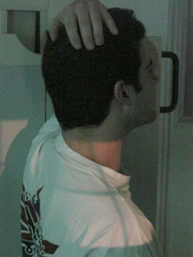 Coluna Cervicotorácica (perfil) Solicitar ao paciente que retire brincos, colar, presilhas do cabelo, aparelho móvel da boca e qualquer objeto radiopaco que venha comprometer a realização do exame.