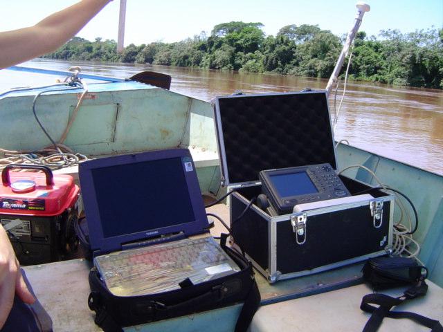 Figura 7 - Ecobatímetro FURUNO com o sistema GPS acoplado a um computador portátil 2 Na medição da velocidade do fluxo e vazão do canal.