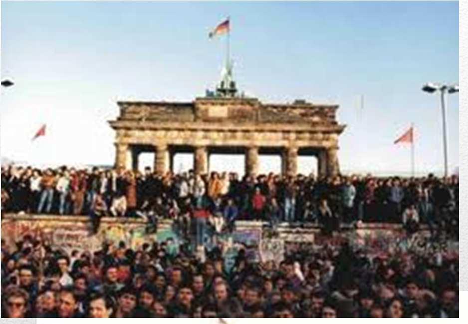 O Muro de Berlim começou a ser derrubado na noite de 9 de Novembro de 1989 depois de 28 anos de existência.