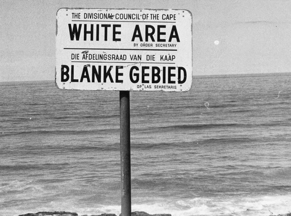 1910: União Sul Africana AS DIVERSAS LUTAS PELA INDEPENDÊNCIA: O CASO DA ÁFRICA DO SUL Legislação segregacionista entre negros e brancos: apenas 8% do território poderia ser destinado aos negros.