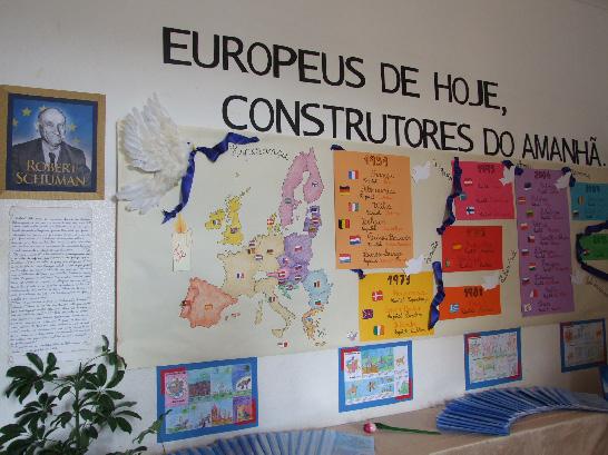 EUROPEUS DE HOJE, CONSTRUTORES DO AMANHÃ EUROPEUS DE HOJE, CONSTRUTORES DO AMANHÃ foi o Tema escolhido para envolver e abranger todas as áreas escolares do ano letivo 2013-2014.