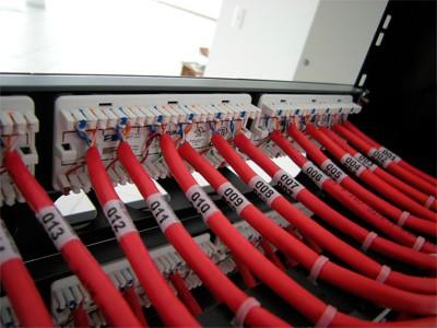 CONECTORES Os conectores sae uo o ponto mais crídtico de uma rede local. Conectores de baixa qualidade podem apresentar problemas, tais como mau contato, rachaduras e rompimentos.