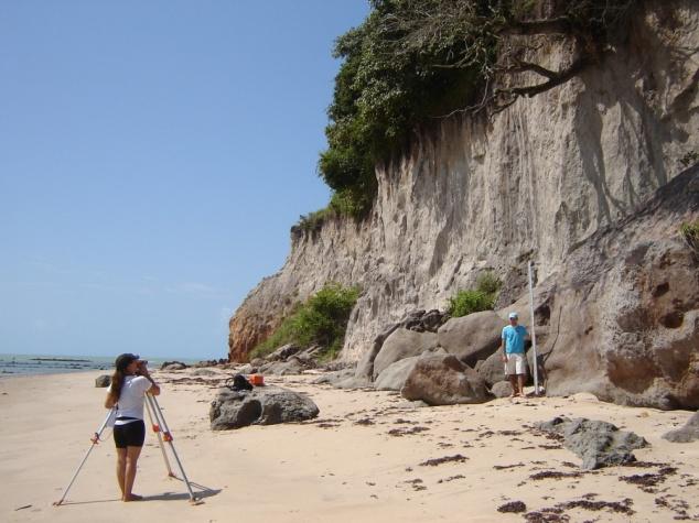 PEDROSA, F. M. M. de C. 158 Figura 3. Levantamento topográfico na Ponta do Cabo Branco. Foto: Adson Ícaro, 18 de julho de 2008. Cada trabalho de campo resultou em um perfil praial.