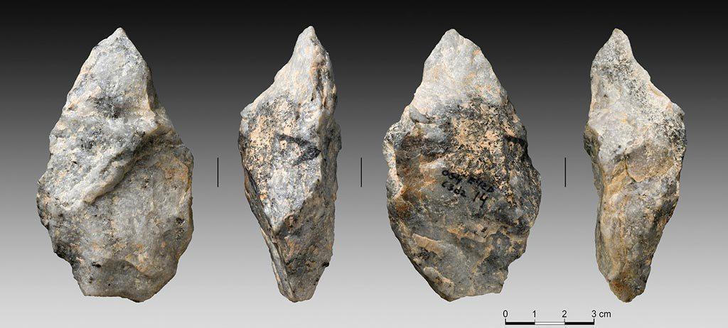 Período que se estendeu de 500.000 a.c até 8.000 a.c. aprox. Inferior ( durou cerca de 75% do Paleolítico) Inicio da produção de armas e instrumentos.