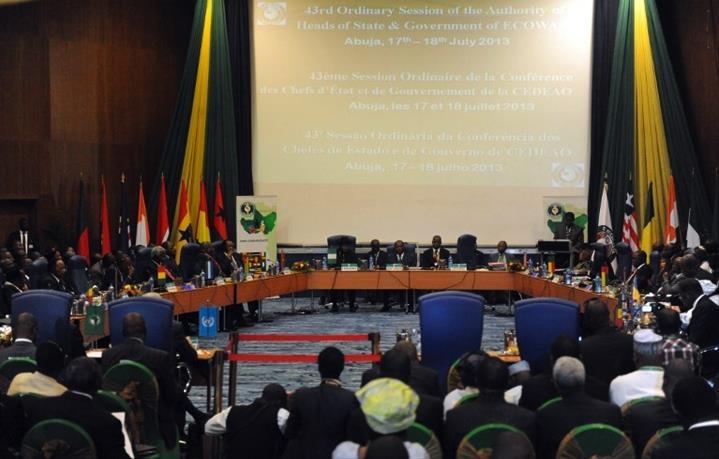 Vista de uma Conferência de Chefes de Estado e de Governo A 48ª Sessão Ordinária da CEDEAO, realizada a 16 e 17 de Dezembro de 2015 em Abuja, Nigéria chegou a decisões, incluindo, entre outras, a