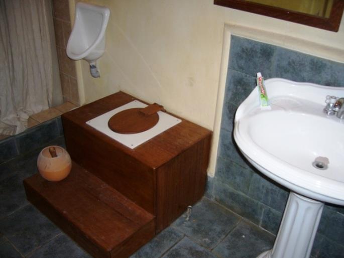 Banheiro seco Funcionamento: Apenas material seco (separação da urina) Fossas,