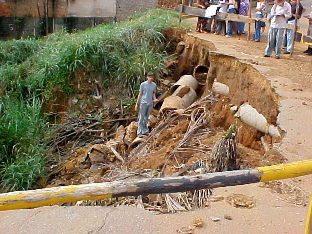 montante. O dano resultante foi a destruição parcial da Av. Albertina de Pina em 2003.