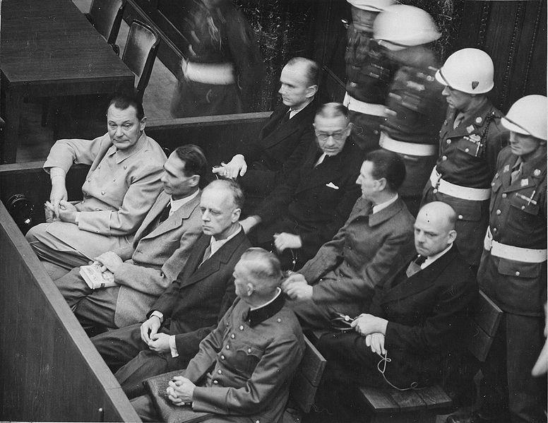 Da esquerda para a direita, os chefes nazistas no Tribunal de