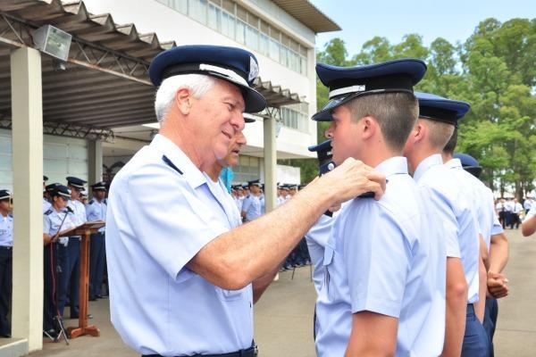 Ordem unida: É o termo que designa a instrução sobre como comandar uma tropa e aprender a marchar. Fim da quarentena, os cadetes dão início a vida acadêmica.