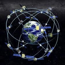 REFERENCIAIS ADOTADOS NO GNSS No posicionamento por satélites, os referências adotados são, em geral, globais e geocêntricos. O movimento dos satélites ocorre ao redor do centro de massa da Terra.