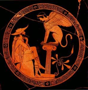em 427 ou 430 a.c. A mesma tem como primeira cena a investigação para descobrir as causas da peste, que para Édipo ameaçam seu reinado. A obra de Sófocles é uma leitura de um mito já existente.