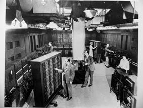 1945-1955: O primeiro computador eletrônico e digital é construído no mundo para emprego geral, isto é, com programa de instruções que podiam alterar o tipo de cálculo a ser realizado com os dados,