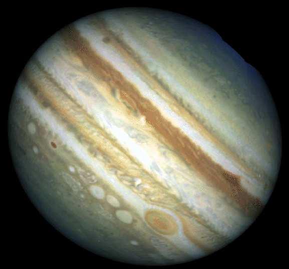 Júpiter é o maior planeta do sistema solar. A sua massa é cerca de 2.