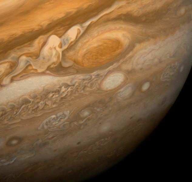 A Grande Mancha Vermelha de Júpiter é um anticiclone persistente observado pela primeira vez no século XVII por Galileu.