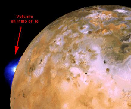 Erupção vulcânica em Io captada pela sonda Voyager 2.