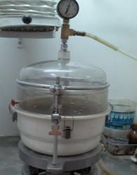 ESTUDO LABORATORIAL Agitação do picnómetro, com auxílio de um agitador mecânico, e extração de ar Agitação do picnómetro, extração de ar e colocação de água Figura 4.
