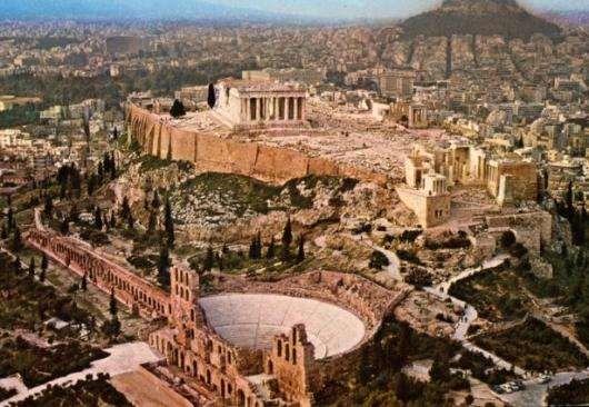 moeda e leis) o centro político era a acrópole (templo e prédios) local