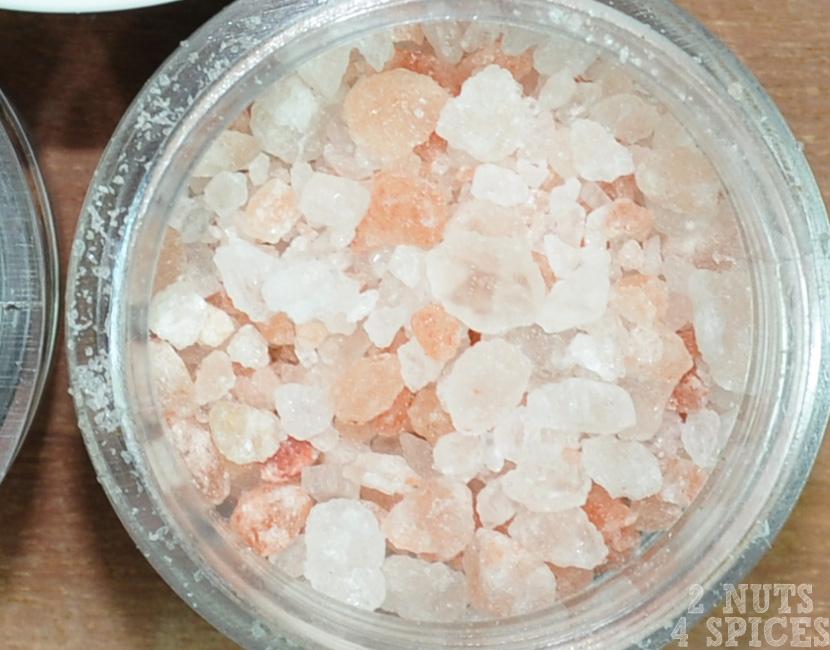 Diferente do sal tradicional, o sal do Himalaia possui uma coloração rosada (ou coral), devido ao óxido de ferro que está presente em sua composição.