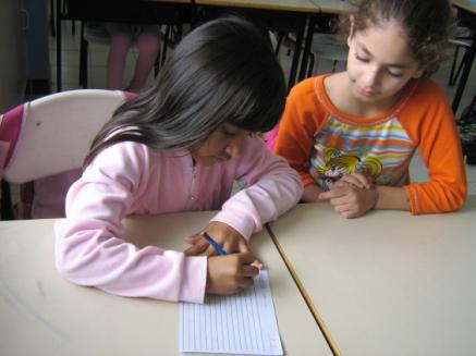 Nas situações compartilhadas de produção textual, as crianças são capazes de aprender: refletir sobre o contexto; planejar a escrita organizando roteiros para atender a diferentes finalidades,