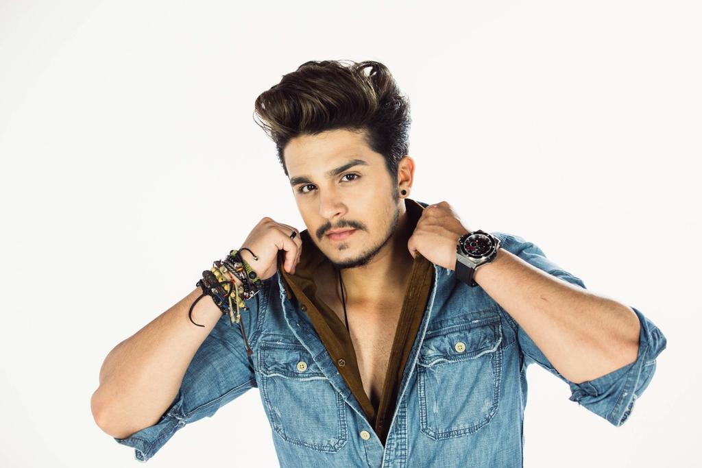 Astro pop cria estratégia para lançar álbum no YouTube e bomba na internet Publicado Agosto 2015 Ele tem apenas 24 anos de idade, dez anos de carreira como cantor sertanejo, tem mais de 1,7 milhão de