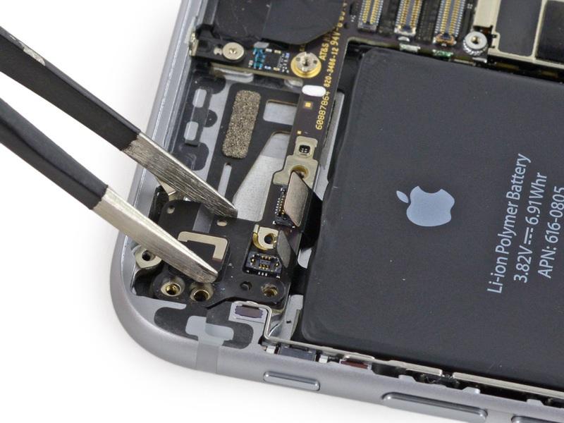 Passo 28 Remover a antena Wi-Fi do iphone.