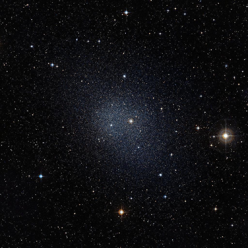 Galáxias Elípticas As Elípticas Anãs (de) são menores, tendo massa, densidade e metalicidade mais baixas que as elípticas normais.