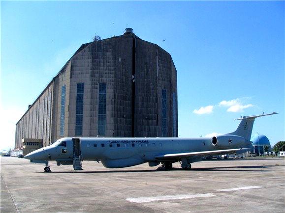 o R-99A/B permitindo que a FAB adquirisse a capacidade ISR 8 e dar seus primeiros passos para dominar o conceito de NCW 9 R-99A em Anápolis Foto: FAB R-99B em frente ao Hangar do Zepelim na BASC