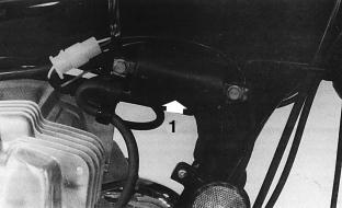 VELA DE IGNIÇÃO Para a inspeção e ajuste das velas (Veja seção 3-3). BOBINA DE IGNIÇÃO REMOÇÃO Remova o tanque de gasolina. Desconecte os condutores de cabos.