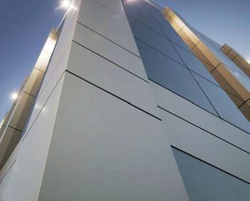 PAINEL COMPÓSITO PAINEL COMPÓSITO Nova solução construtiva eficaz, económica, estética e sustentável para o revestimento de fachadas de edifícios que está