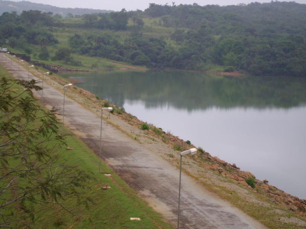 Dispositivos constituintes das captações Reservatório de regularização São lagos artificiais criados em um curso d água com a construção de uma barragem, para deter nos períodos chuvosos o