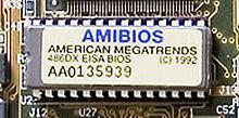 O mesmo grupo que criou o IBM-PC também definiu que o componente básico do computador, a BIOS, seria de fabricação exclusiva da IBM.