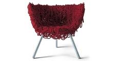 1993 - Talvez o móvel mais conhecido dos Campana, a cadeira Vermelha nasceu de um "emaranhado de cordas".