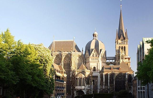 A Capela palatina de Aachen ( Aix-la-Chapelle ) Ao tomar contato com a produção artística e arquitetônica dos Imperadores Constantino e Justiniano, Carlos Magno pensou ser